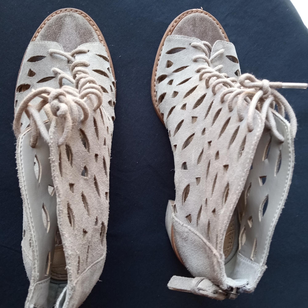 Shoes - Picture 4 of 8